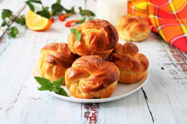 Puff pastry rolls with sugar