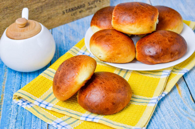 Rolls of yeast dough with filling