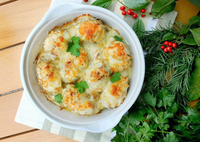 Potatoes in the oven with cheese and mayonnaise
