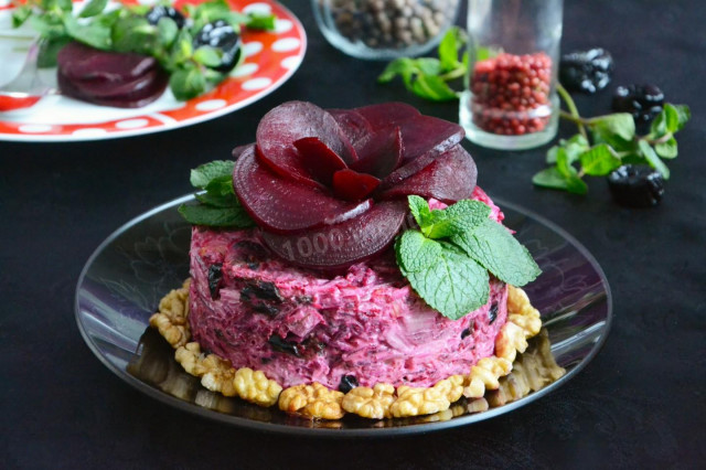 Beetroot salad with prunes and walnuts