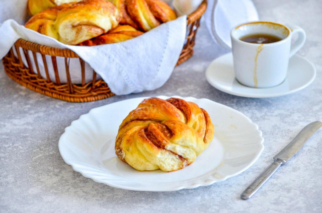 Rolls without eggs and milk with yeast