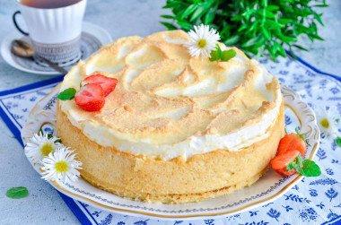 Shortbread cake with meringue