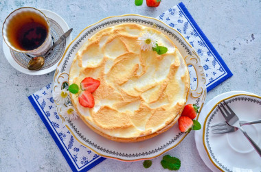 Shortbread cake with meringue