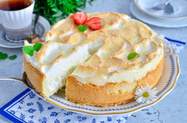 Shortbread cake with meringue