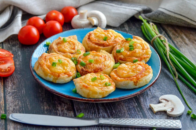 Puff pastry snail with cheese and ham