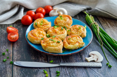 Puff pastry snail with cheese and ham