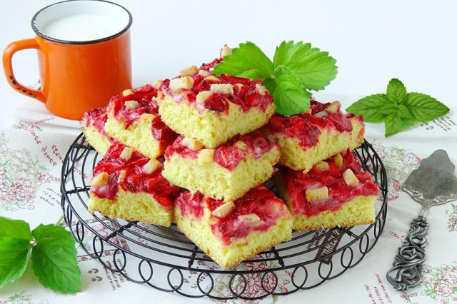 Yeast cake with strawberries