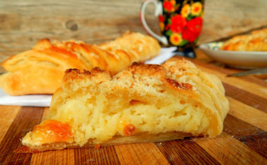 Puff pastry pie with cottage cheese