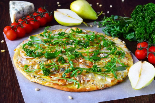 Pizza with pear and gorgonzola