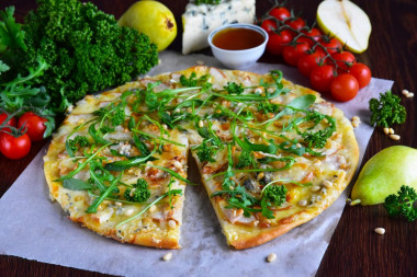 Pizza with pear and gorgonzola