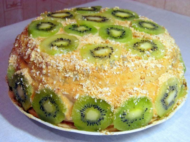 Sponge cake with kiwi and banana