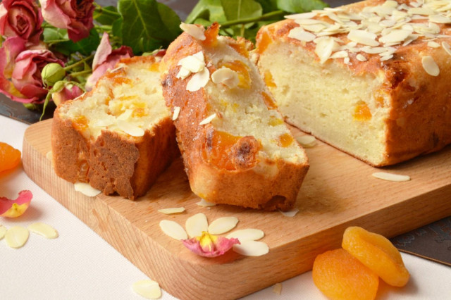 Cottage cheese cake with dried apricots