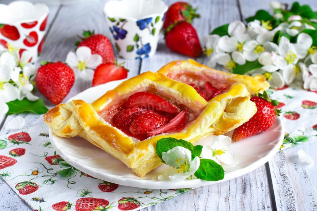 Puff pastry strawberry puffs
