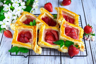 Puff pastry strawberry puffs