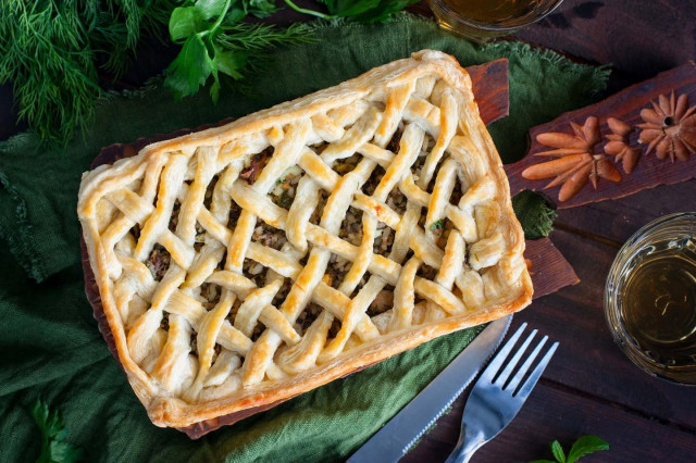 Canned puff pastry tuna pie with an egg