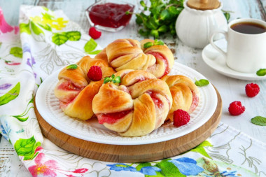 Buns with jam from yeast dough