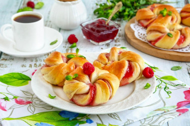 Buns with jam from yeast dough