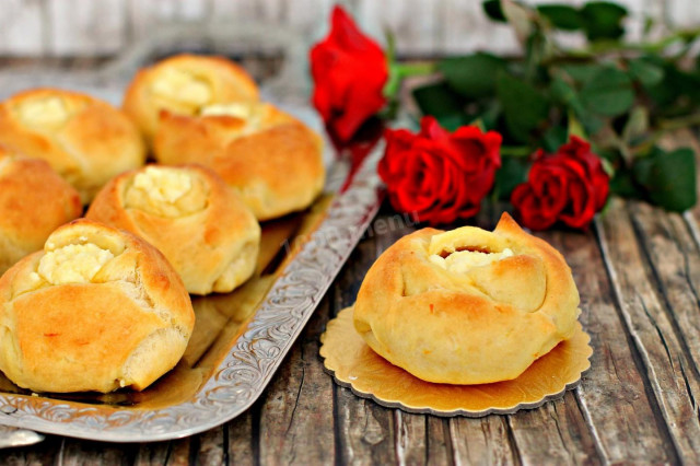 Buns of Roses from yeast dough