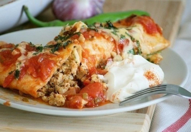 Enchilada with chicken and cheese