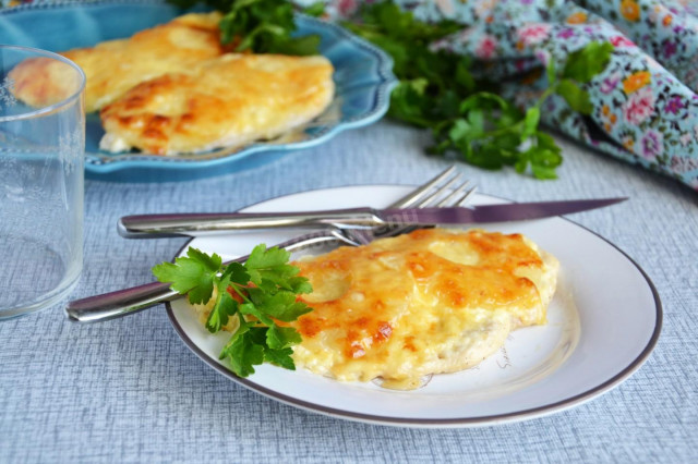 Chicken chops with pineapple and cheese