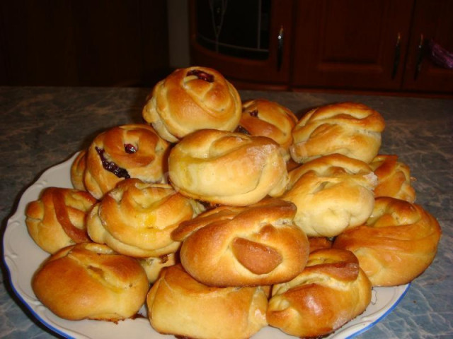 Yeast buns with Rosette jam