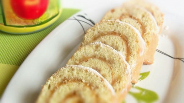 Quick sponge roll with apples