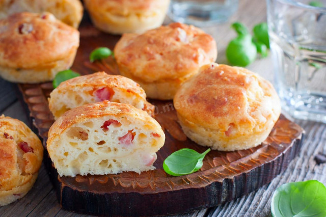 Muffins with cheese and ham