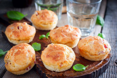 Muffins with cheese and ham