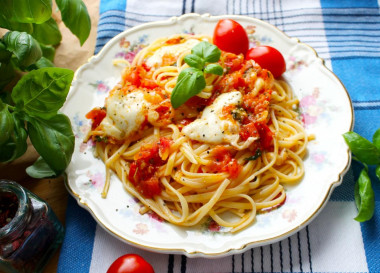 Spaghetti with cheese and tomatoes