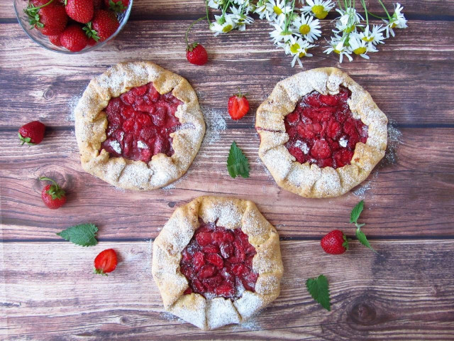 Cottage cheese pastry with strawberries