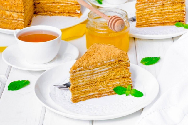 Honey cake with sour cream classic