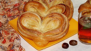 Buns hearts with sugar