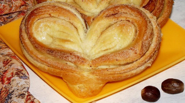 Buns hearts with sugar