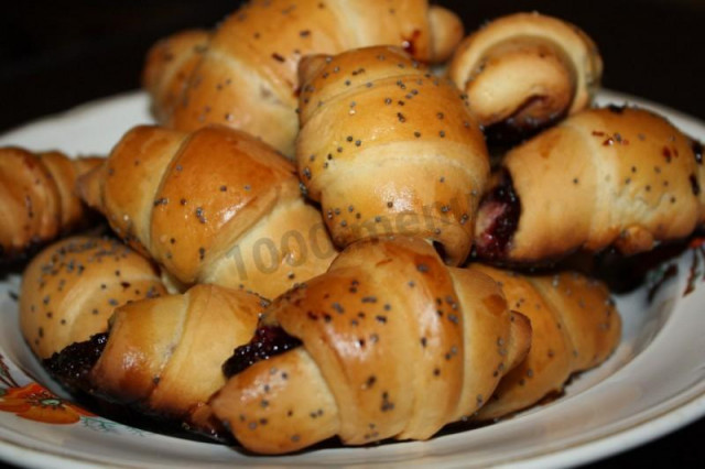 Yeast bagels with jam