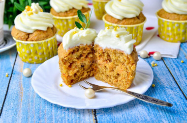 Carrot cupcakes with cream