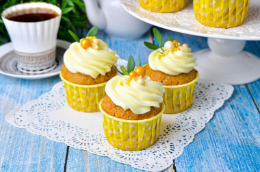 Carrot cupcakes with cream