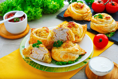 Puff pastry chicken puffs