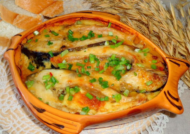 Baked fish with potatoes in Russian