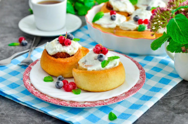 Sweet Snail rolls with cinnamon and sugar