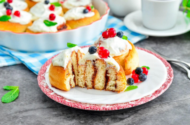 Sweet Snail rolls with cinnamon and sugar