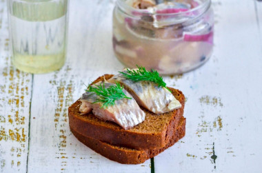 How to salt herring pieces at home