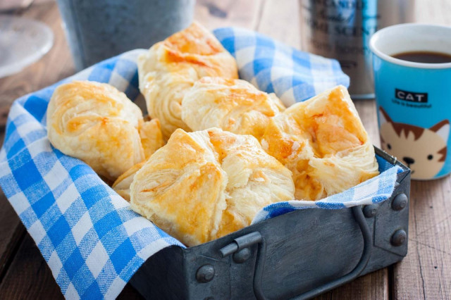 Puff pastry envelopes with ham and cheese