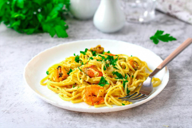Pasta with seafood in cream sauce