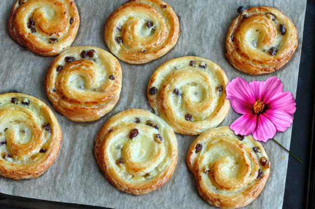 Snails with raisins puff pastry