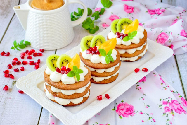 Honey cakes with cream