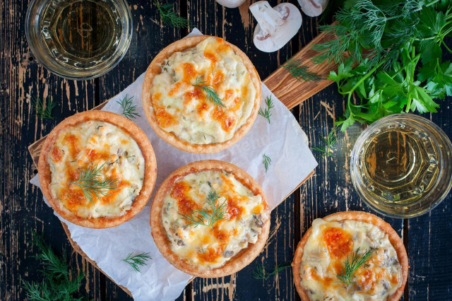 Julienne with chicken and mushrooms in tartlets