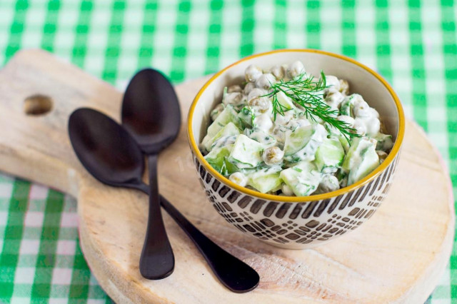 Salad with fresh cucumber, peas and sour cream