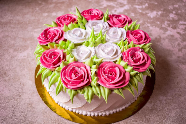 Cream flower cake