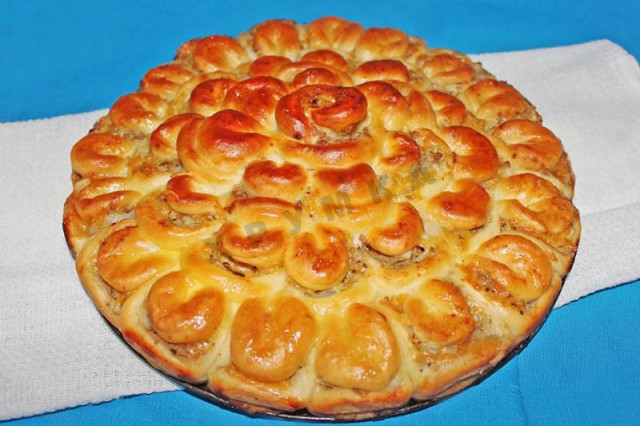 Chrysanthemum pie with minced meat and cheese
