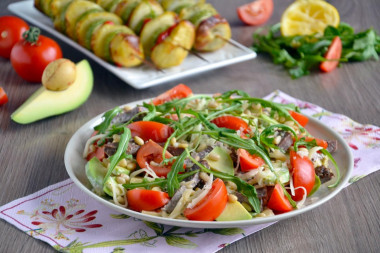 Salad with arugula and cherry tomatoes from baked beef